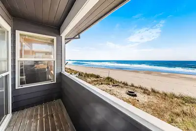 Image de Two-story oceanfront retreat with a washer/dryer, firepit, & Ping-Pong table