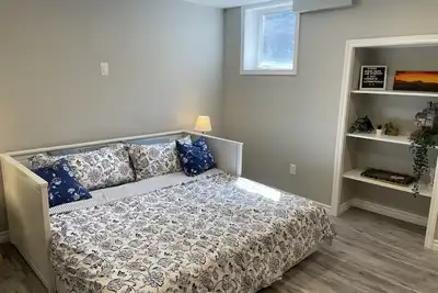 Image de Spacious High ceiling Basement suite