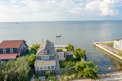 Image de Bay-view apartment with deck, grill, enclosed porch, full kitchen, & WiFi
