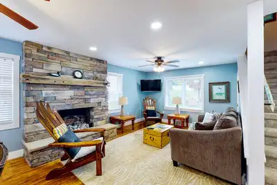 Image de Remodeled farmhouse near downtown with a firepit, central Ac & washer/dryer,