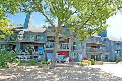 Image de Beachfront condo with lake views, washer/dryer & fireplace