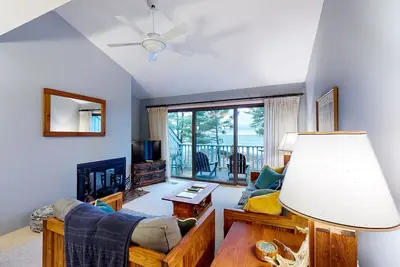 Image de Beachfront condo with beach access, fireplace, balcony, washer/dryer & views