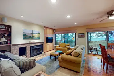 Image de Spacious beachfront condo with a fireplace and washer/dryer
