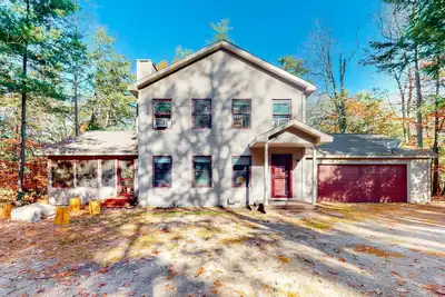Image de Downtown home in Glen Arbor with central Ac, fireplace & washer/dryer