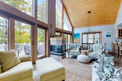 Image de Spacious lakefront home with a fireplace, central Ac, washer/dryer, grill