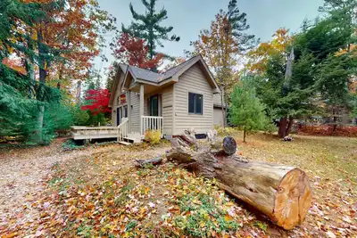 Image de Dog-friendly home near the lake with a deck, fireplace, washer/dryer