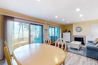 Image de Riverfront condo with lake and river access, fireplace, firepit & gym