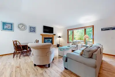 Image de Downtown home with a firepit, deck, washer/dryer, fireplace - near the beach