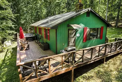 Image de River Access Cabin w Hot Tub, Kayaks, WiFi, Grill!