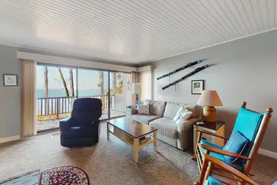 Image de Tasteful Glen Arbor condo with beautiful Lake Michigan views, deck & fireplaces