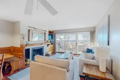 Image de Lovely waterfront condo with lake access, fireplace, deck, river views, W/D