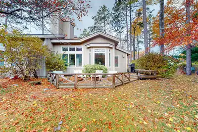 Image de Spacious remodeled home near the lake with a washer/dryer, central Ac
