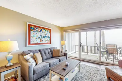Image de Bayfront condo with lake & bay views, deck, 2 fireplaces, private washer/dryer