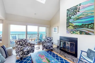 Image de Beautiful beachfront condo with deck, beach views, fireplace, washer/dryer
