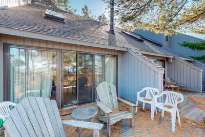 Image de Beachfront townhouse & loft near the water with firepit, deck & cable