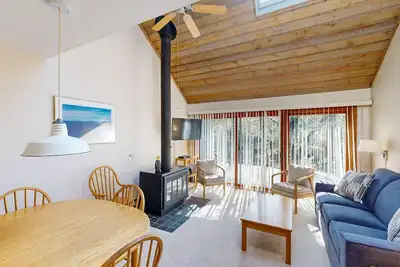Image de River-view condo on Crystal River with loft, deck, community firepit & fireplace