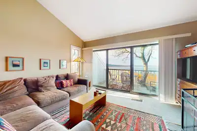 Image de Updated condo in Glen Arbor with Lake Michigan views, fireplace, deck, W/D