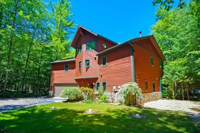 Image de Beautiful home on Little Glen Lake with a pool table, dock, fireplace, Ac