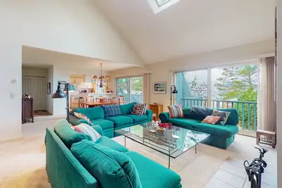 Image de Beachfront condo with sunset & lake views, fireplace, washer/dryer