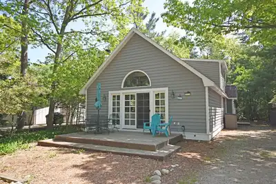 Image de Charming home near the lake with a fireplace, central Ac, washer/dryer & grill