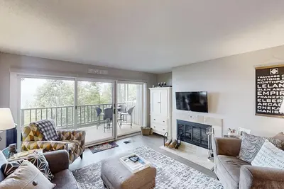 Image de Comfy Glen Arbor condo with stunning Lake Michigan views, deck, & fireplace