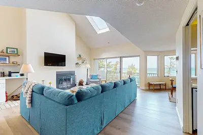 Image de Darling condo on Lake Michigan with washer/dryer, deck, lake views, fireplace
