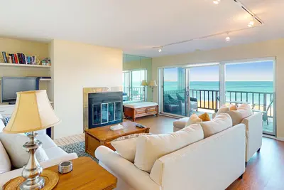 Image de Beachfront condo with Lake Michigan views, deck, fireplace, washer/dryer, cable
