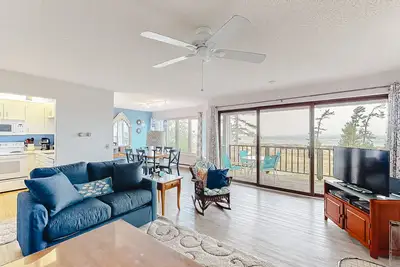 Image de Cheery beachfront condo in Glen Arbor's Homestead Resort with deck & fireplace