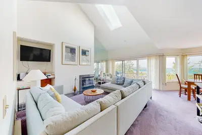 Image de Sunny upper-level beachfront condo with Lake Michigan views, fireplace, deck