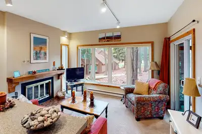 Image de Updated, charming condo near Lake Michigan with porch, washer/dryer, fireplace