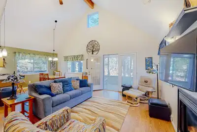 Image de Welcoming home in Downtown Glen Arbor with firepit, fireplace, washer/dryer