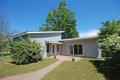 Image de Lakefront cottage with a deck, grill, firepit, dock & partial Ac
