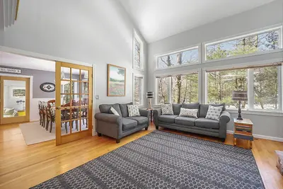 Image de Spacious home with studio, lake access, sunroom, fireplace, W/D, & central Ac