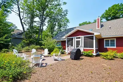 Image de Downtown home near the lake with washer/dryer, firepit, backyard