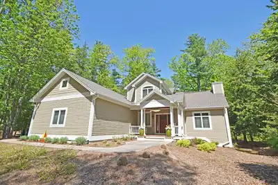 Image de Gorgeous home near the lake with a fireplace, central Ac, washer/dryer & firepit