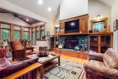 Image de Home near downtown with a fireplace, deck, grill, central Ac & washer/dryer