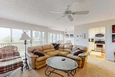 Image de Beachfront condo on Lake Michigan with fireplace, deck, washer/dryer, great view