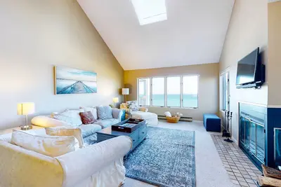Image de Beachfront, upper level condo on Lake Michigan with deck, fireplace, and W/D