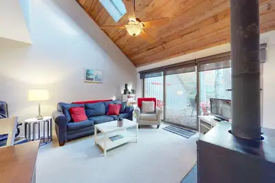 Image de River-view townhouse with Lake Michigan access, deck, fireplace, and cable