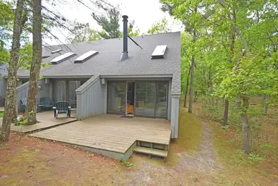 Image de Riverfront condo with water views, deck, fireplace, W/D, and community firepit