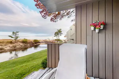 Image de Riverfront condo with beach access, fireplace, washer/dryer & cable