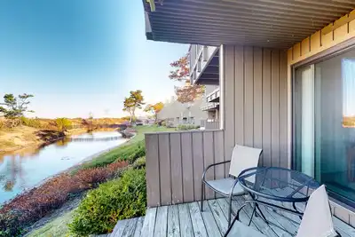 Image de Riverfront condo with beach access to lake, fireplace, washer/dryer & cable