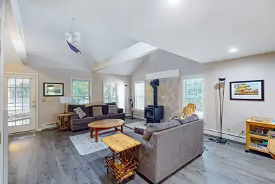 Image de Lovely home in downtown Glen Arbor with deck, gas grill, washer/dryer, and Ac