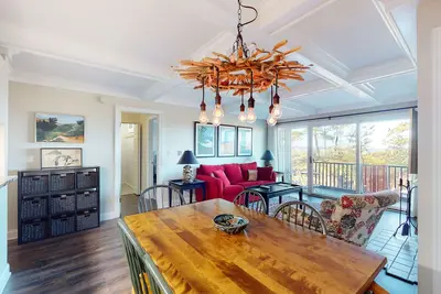 Image de Riverfront condo with beach access to lake, fireplace, furnished deck & cable