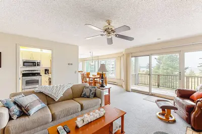 Image de Lovely Lake Michigan beachfront condo with deck, washer/dryer, fireplace, views