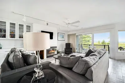 Image de Lower-level beachfront condo with deck, lake views, washer/dryer, fireplace