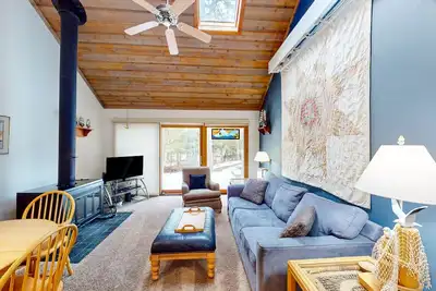 Image de River-view condo with fireplace, deck, washer/dryer, and community firepit