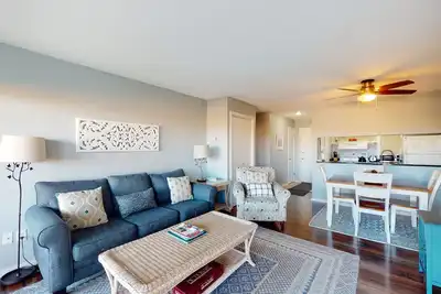 Image de Riverview condo near the lake with beach access, fireplace, patio & cable