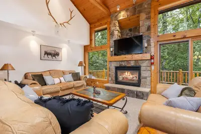 Image de Secluded Spacious Cabin | Private Hot Tub | Large Bedrms | Huge Deck & Screen Rm