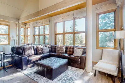 Image de Duplex with deck, renovated kitchen, pool & hot tub - close to the river